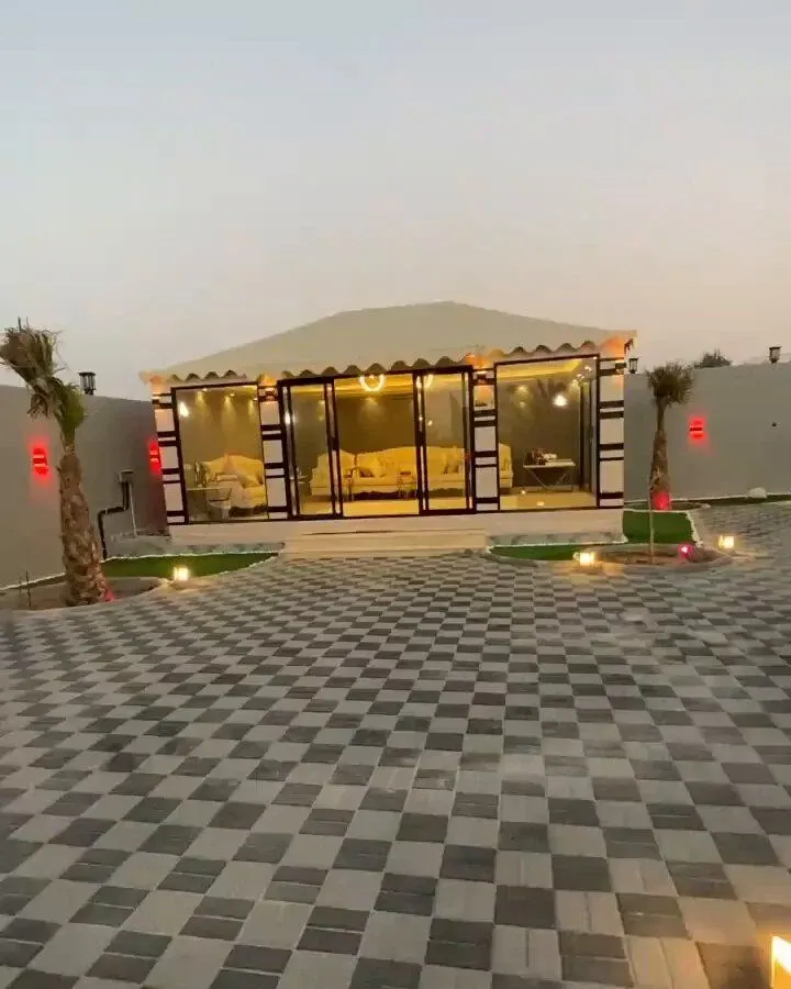 بيت شعر ملكي بإضاءة ليلية