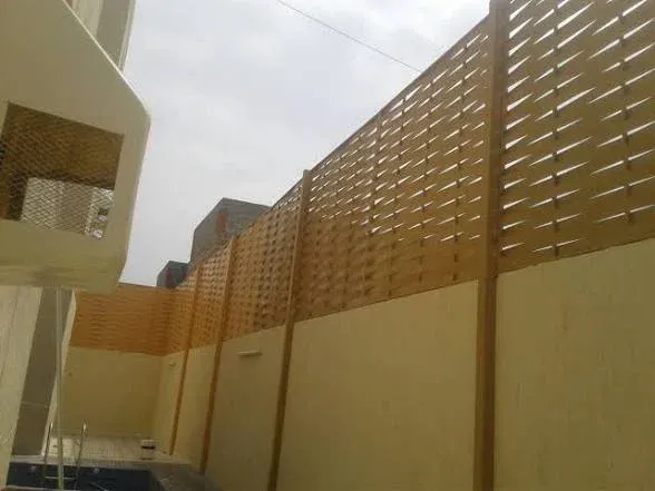 ساتر شرائح خشبية حول مسبح
